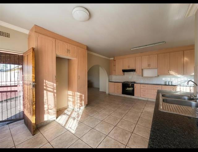 3 BEDROOM HOUSE FOR SALE IN VANDERBIJLPARK SE 6